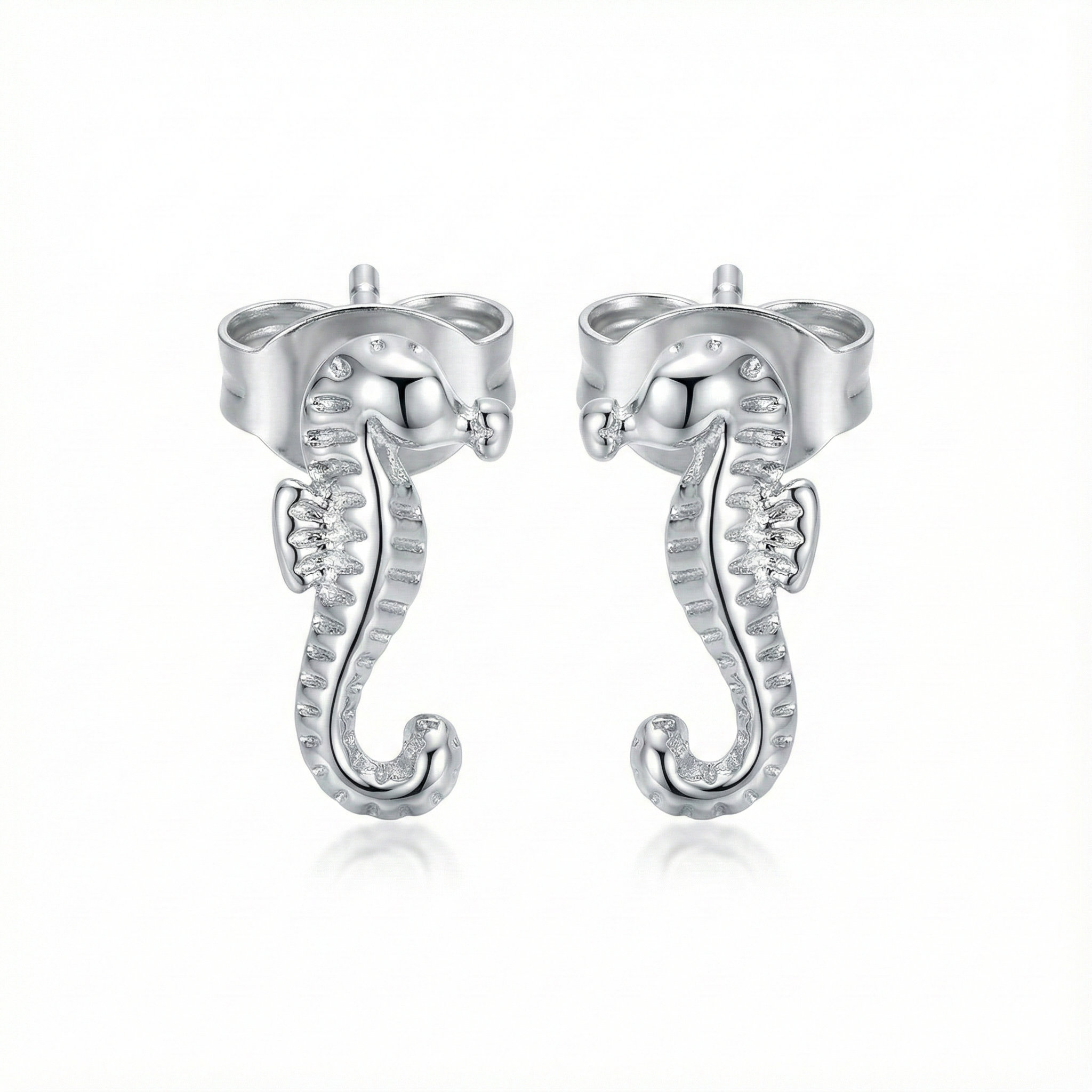 Boucles d'oreilles puces motif hippocampe en acier inoxydable argenté, bijou marin original et mignon pour femme ou enfant.